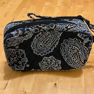 Vera Bradley toiletry bag ✨navy blue paisley